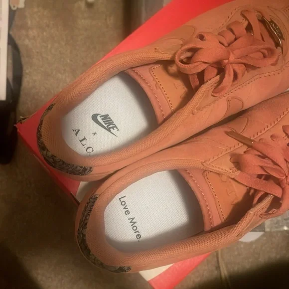 Women’s classic Cortez alc prem. Size 7 women’s. - Picture 7 of 14